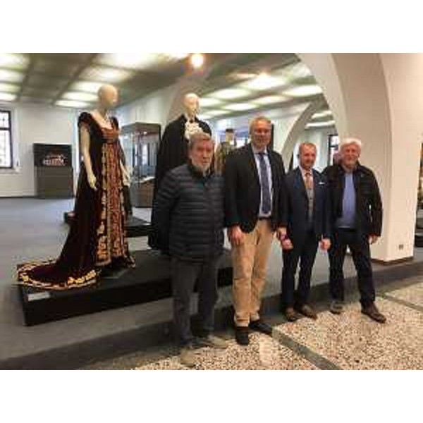 La foto di gruppo nei locali della mostra dedicata a Franco Zeffirelli: il presidente Bordin è il secondo da sinistra - La foto di gruppo nei locali della mostra dedicata a Franco Zeffirelli: il presidente Bordin è il secondo da sinistra