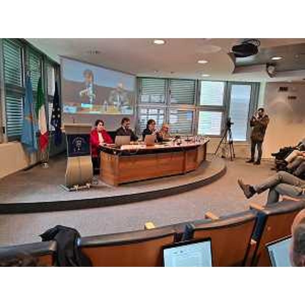 L'assessore regionale Sergio Emidio Bini illustra il bando che finanziewrà l'innovazione digitale nella sala convegni di Confindustria Alto Adriatico Pordenone - L'assessore regionale Sergio Emidio Bini illustra il bando che finanziewrà l'innovazione digitale nella sala convegni di Confindustria Alto Adriatico Pordenone