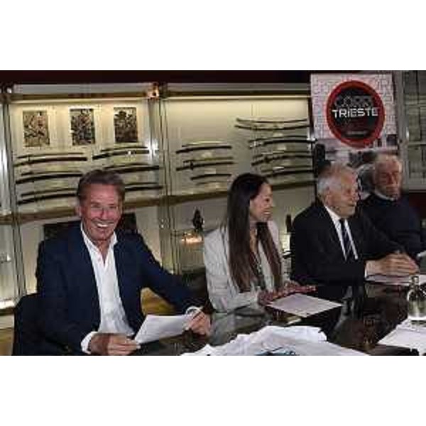 L'assessore regionale allo Sviluppo sostenibile Fabio Scoccimarro (a sinistra) alla presentazione della 20esima Corri Trieste - L'assessore regionale allo Sviluppo sostenibile Fabio Scoccimarro (a sinistra) alla presentazione della 20esima Corri Trieste