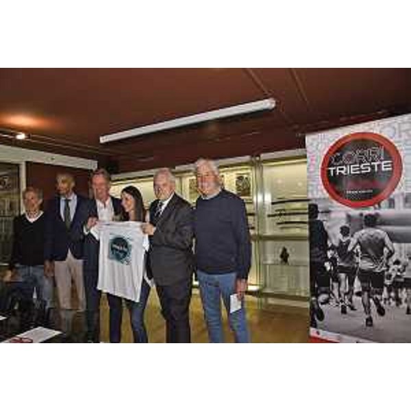 L'assessore regionale Fabio Scoccimarro, al centro con la presidente di Promorun Silvia Gianardi e l'assessore allo Sport del Comune di Trieste Giorgio Rossi, alla presentazione della 20esima Corri Trieste - L'assessore regionale Fabio Scoccimarro, al centro con la presidente di Promorun Silvia Gianardi e l'assessore allo Sport del Comune di Trieste Giorgio Rossi, alla presentazione della 20esima Corri Trieste