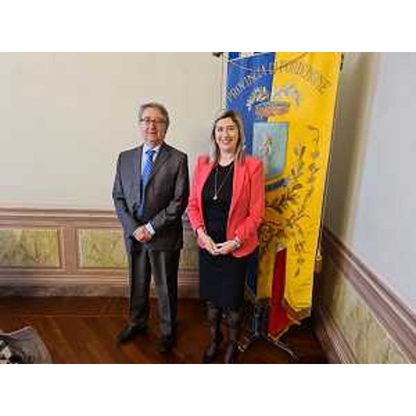 L'assessore regionale Cristina Amirante con il commissario dell'Edr di Pordenone Augusto Viola davanti al gonfalone dell'ex Provincia di Pordenone nella sede regionale di Largo San Giorgio - L'assessore regionale Cristina Amirante con il commissario dell'Edr di Pordenone Augusto Viola davanti al gonfalone dell'ex Provincia di Pordenone nella sede regionale di Largo San Giorgio