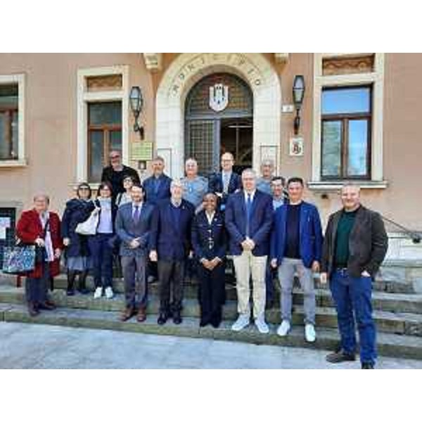 La foto di gruppo al termine dell'incontro: il presidente Mauro Bordin è il terzo da destra, in prima fila - La foto di gruppo al termine dell'incontro: il presidente Mauro Bordin è il terzo da destra, in prima fila