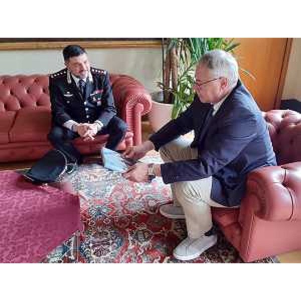 Il comandante provinciale dei carabinieri di Trieste, Mauro Carrozzo, dona al presidente del Cr Fvg, Mauro Bordin, un libro - Il comandante provinciale dei carabinieri di Trieste, Mauro Carrozzo, dona al presidente del Cr Fvg, Mauro Bordin, un libro 