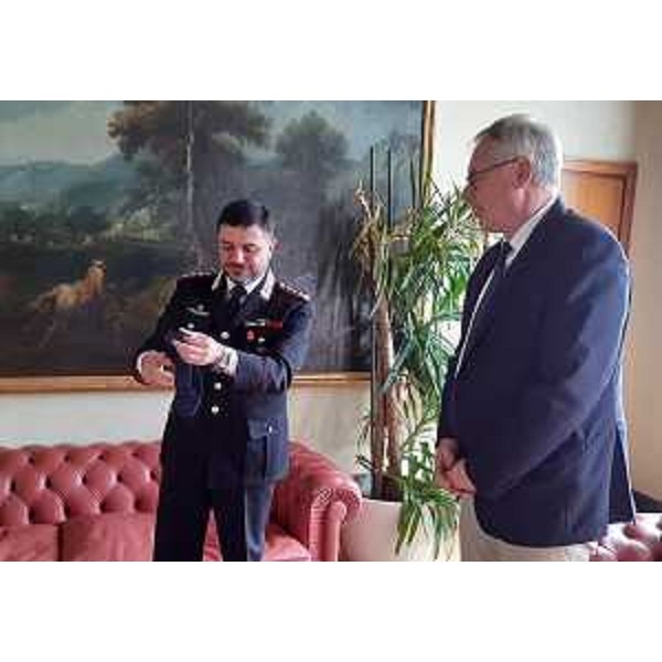 Il presidente del Cr Fvg, Mauro Bordin, dona una cravatta al comandante provinciale dei carabinieri di Trieste, Mauro Carrozzo - Il presidente del Cr Fvg, Mauro Bordin, dona una cravatta al comandante provinciale dei carabinieri di Trieste, Mauro Carrozzo