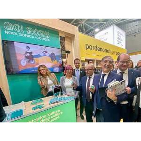 Il vicegovernatore Mario Anzil insieme al presidente del Senato Ignazio La Russa e il ministro della Cultura Gennaro Sangiuliano nello stande del FriulI venezia Giulia al Salone del libro di Torino - Il vicegovernatore Mario Anzil insieme al presidente del Senato Ignazio La Russa e il ministro della Cultura Gennaro Sangiuliano nello stande del FriulI venezia Giulia al Salone del libro di Torino