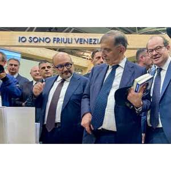 Il vicegovernatore Mario Anzil insieme al presidente del Senato Ignazio La Russa e il ministro della Cultura Gennaro Sangiuliano nello stande del FriulI venezia Giulia al Salone del libro di Torino - Il vicegovernatore Mario Anzil insieme al presidente del Senato Ignazio La Russa e il ministro della Cultura Gennaro Sangiuliano nello stande del FriulI venezia Giulia al Salone del libro di Torino