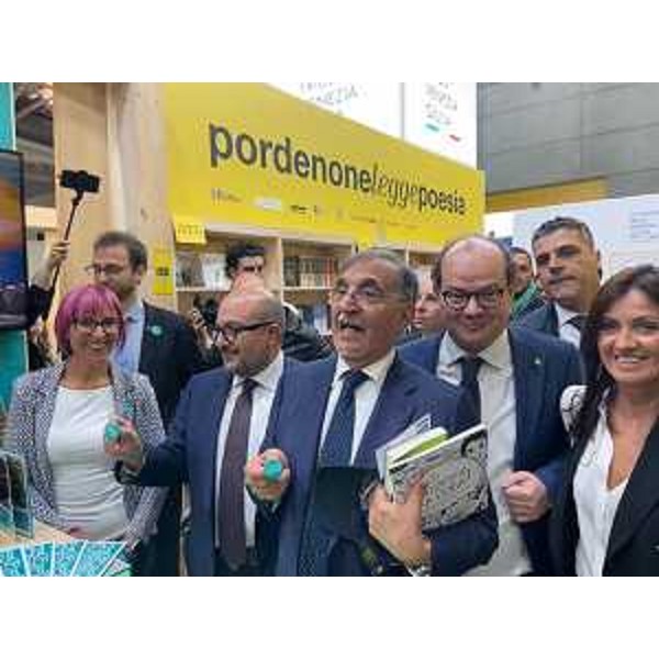 Il vicegovernatore Mario Anzil insieme al presidente del Senato Ignazio La Russa e il ministro della Cultura Gennaro Sangiuliano nello stande del FriulI venezia Giulia al Salone del libro di Torino - Il vicegovernatore Mario Anzil insieme al presidente del Senato Ignazio La Russa e il ministro della Cultura Gennaro Sangiuliano nello stande del FriulI venezia Giulia al Salone del libro di Torino