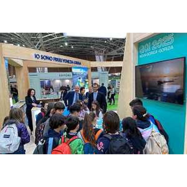 Pubblico all'interno dello stand del Friuli Venezia Giulia al Salone del libro di Torino - Pubblico all'interno dello stand del Friuli Venezia Giulia al Salone del libro di Torino