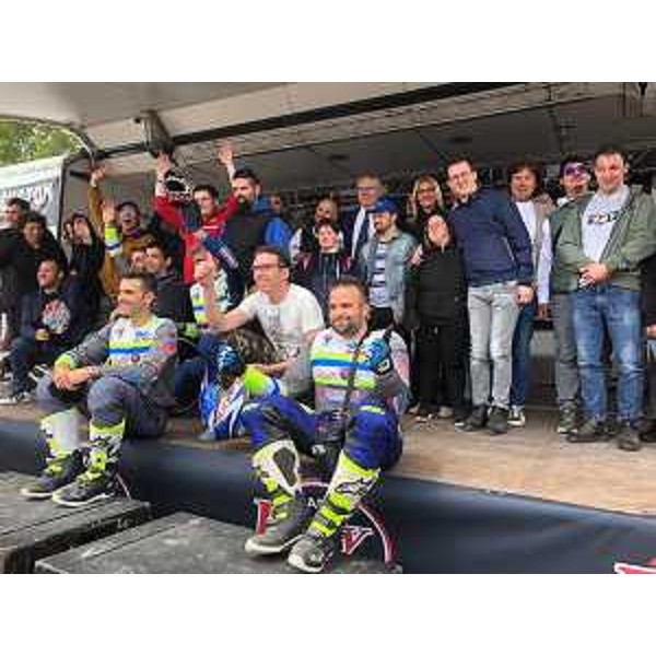 Sul palco, il presidente del Cr Fvg, Mauro Bordin, e I ragazzi coinvolti nel progetto di mototherapy - Sul palco, il presidente del Cr Fvg, Mauro Bordin, e I ragazzi coinvolti nel progetto di mototherapy