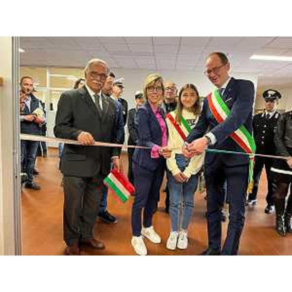 L'assessore regionale alle Finanze, Barbara Zilli, al taglio del nastro per la conclusione dei lavori di miglioramento antisismico ed efficientamento energetico delle aule delle scuole primaria 'I. Nievo' e secondaria 'G.D'Artegna' ad Artegna. - L'assessore regionale alle Finanze, Barbara Zilli, al taglio del nastro per la conclusione dei lavori di miglioramento antisismico ed efficientamento energetico delle aule delle scuole primaria 'I. Nievo' e secondaria 'G.D'Artegna' ad Artegna.