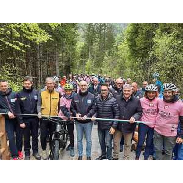 Taglio del nastro della strada per il Lussari con gli assessori regionali Riccardo Riccardi (al centro) e (in sella alla bici) Barbara Zilli. Accanto a Riccardi il vicepresidente del Consiglio regionale Stefano Mazzolini - Taglio del nastro della strada per il Lussari con gli assessori regionali Riccardo Riccardi (al centro) e (in sella alla bici) Barbara Zilli. Accanto a Riccardi il vicepresidente del Consiglio regionale Stefano Mazzolini
