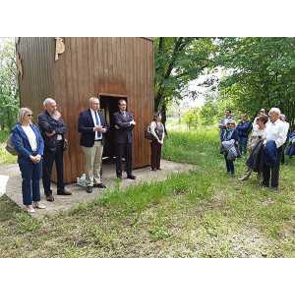 La sindaca di Campoformido, Erika Furlani, il presidente del Consorzio degli apicoltori udinesi, Luigi Capponi, il presidente del Cr Fvg, Mauro Bordin, e il vicesindaco Christian Romanini - La sindaca di Campoformido, Erika Furlani, il presidente del Consorzio degli apicoltori udinesi, Luigi Capponi, il presidente del Cr Fvg, Mauro Bordin, e il vicesindaco Christian Romanini