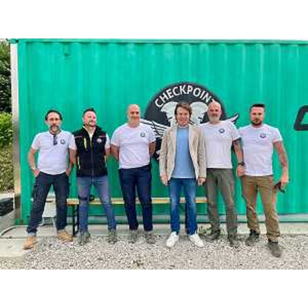 L'assessore regionale alle Attività produttive, Sergio Emidio Bini, con i membri del poligono di tiro Checkpoint Training Camp. - L'assessore regionale alle Attività produttive, Sergio Emidio Bini, con i membri del poligono di tiro Checkpoint Training Camp.