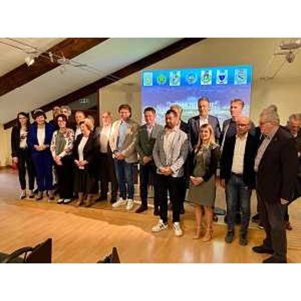 Foto di gruppo con l'assessore regionale alle Attività produttive e Turismo, Sergio Emidio Bini. - Foto di gruppo con l'assessore regionale alle Attività produttive e Turismo, Sergio Emidio Bini.