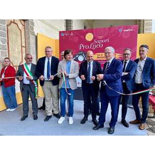 L'assessore regionale Sergio Emidio Bini (al centro nella foto) a "Sapori Pro Loco". Accanto a lui (con i pantaloni chiari) il presidente del Consiglio regionale Mauro Bordin - L'assessore regionale Sergio Emidio Bini (al centro nella foto) a "Sapori Pro Loco". Accanto a lui (con i pantaloni chiari) il presidente del Consiglio regionale Mauro Bordin