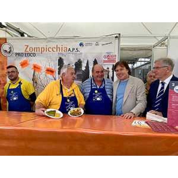 Bini tra gli stand di Sapori Pro Loco - Bini tra gli stand di Sapori Pro Loco