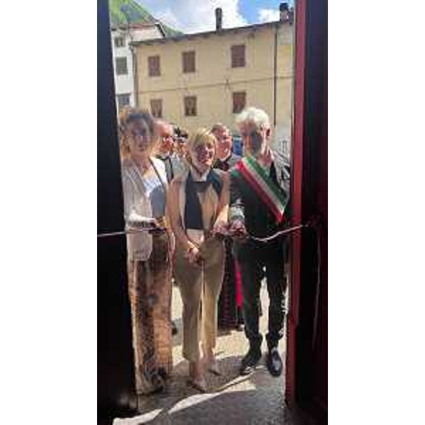 Il taglio del nastro alla presenza del sindaco di Tolmezzo Roberto Vicentini - Il taglio del nastro alla presenza del sindaco di Tolmezzo Roberto Vicentini