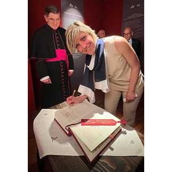 La firma dopo la visita sul libro elle presenze fatto a mano da un'artigiana di Illegio - La firma dopo la visita sul libro elle presenze fatto a mano da un'artigiana di Illegio