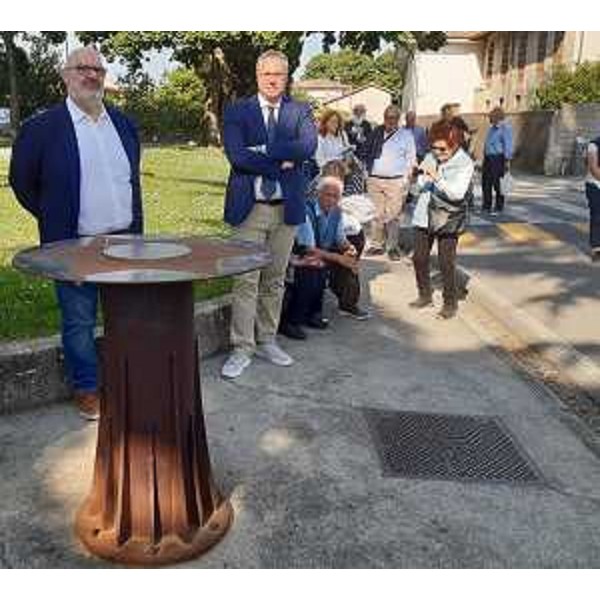 Il sindaco di Aiello, Roberto Festa, e il presidente del Cr Fvg, Mauro Bordin, accanto alla meridiana vincitrice, "Stella Temporis" - Il sindaco di Aiello, Roberto Festa, e il presidente del Cr Fvg, Mauro Bordin, accanto alla meridiana vincitrice, "Stella Temporis"