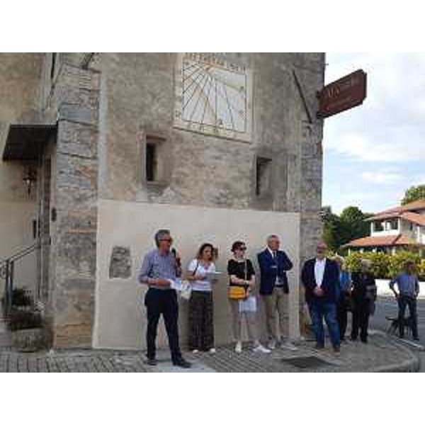 Il presidente del circolo Navarca, Aurelio Pantanali, illustra la meridiana "La luce sull'ombra" - Il presidente del circolo Navarca, Aurelio Pantanali, illustra la meridiana "La luce sull'ombra"