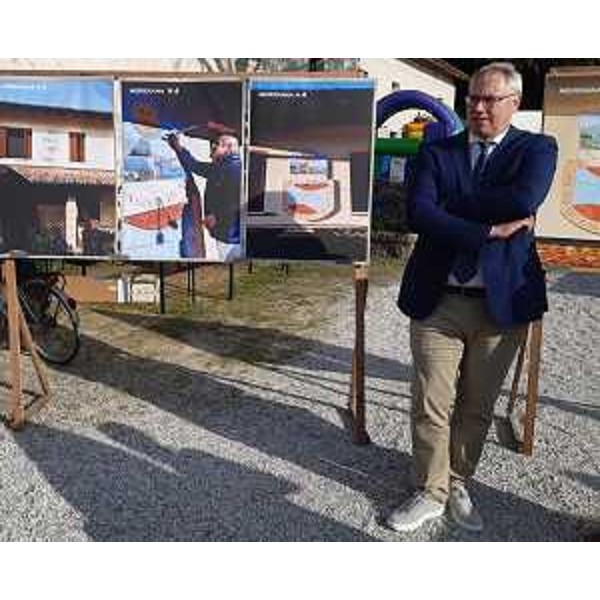 Il presidente del Cr Fvg, Mauro Bordin, davanti alle foto della meridiana "Tempo indelebile" - Il presidente del Cr Fvg, Mauro Bordin, davanti alle foto della meridiana "Tempo indelebile"