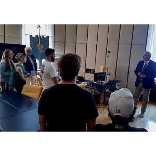 Il presidente Bordin mentre spiega ai ragazzi come è composto il Consiglio regionale e le sue funzioni - Il presidente Bordin mentre spiega ai ragazzi come è composto il Consiglio regionale e le sue funzioni