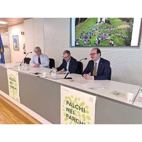 Il vicepresidente del Fvg Azil (a destra) e l'assessore regionale Zannier (al centro) alla presentazione della quarta edizione di "Palchi nei parchi" a Udine - Il vicepresidente del Fvg Azil (a destra) e l'assessore regionale Zannier (al centro) alla presentazione della quarta edizione di "Palchi nei parchi" a Udine