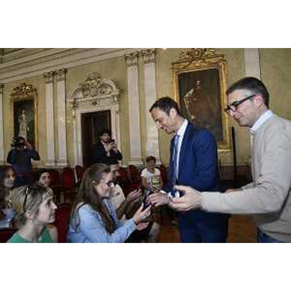 Il governatore Massimiliano Fedriga e l'assessore regionale Pierpaolo Roberti consegnano spille ricordo ai partecipanti al progetto 'Radici' - Il governatore Massimiliano Fedriga e l'assessore regionale Pierpaolo Roberti consegnano spille ricordo ai partecipanti al progetto 'Radici'