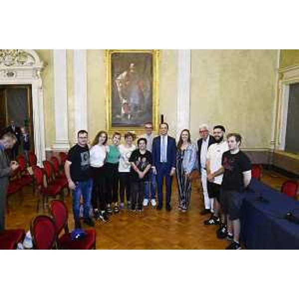 Foto di gruppo con i partecipanti del progetto 'Radici' nel Salone di rappresentanza del Palazzo della Regione a Trieste - Foto di gruppo con i partecipanti del progetto 'Radici' nel Salone di rappresentanza del Palazzo della Regione a Trieste