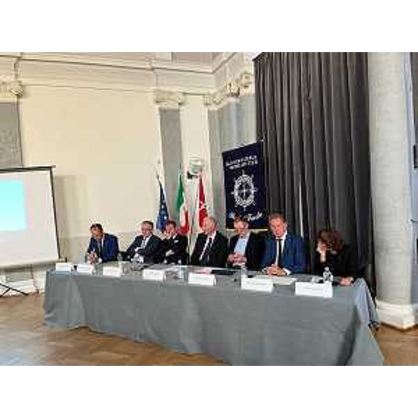 L'assessore regionale Fabio Scoccimarro, secondo da destra, al convegno organizzato a Trieste da The Internatiolnal Propeller Club sulla transizione energetica del Porto - L'assessore regionale Fabio Scoccimarro, secondo da destra, al convegno organizzato a Trieste da The Internatiolnal Propeller Club sulla transizione energetica del Porto