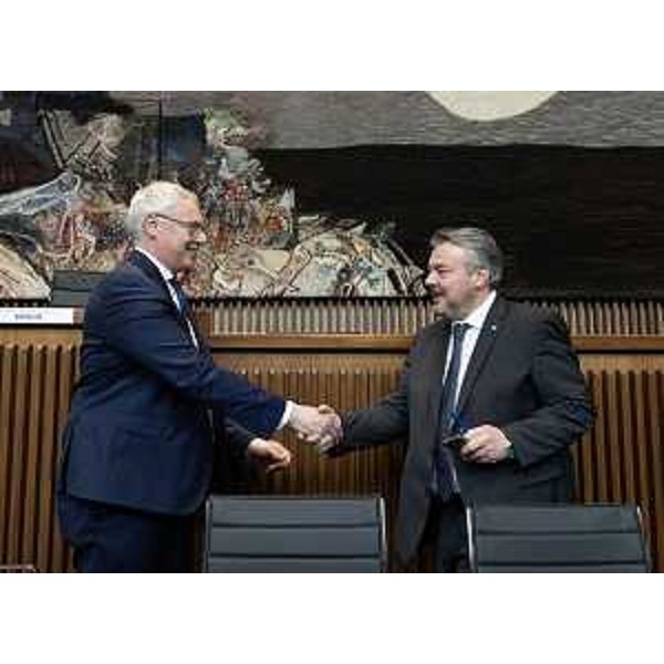 Il presidente del Cr Fvg, Mauro Bordin, si congratula con Diego Bernardis (Lega), rieletto presidente della V Commissione permanente - Il presidente del Cr Fvg, Mauro Bordin, si congratula con Diego Bernardis (Lega), rieletto presidente della V Commissione permanente 