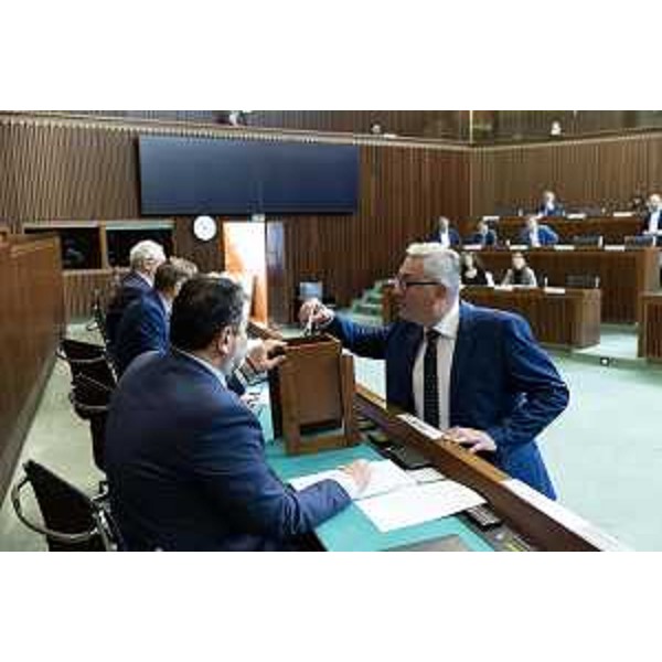 Alessandro Basso (FdI) mentre vota - Alessandro Basso (FdI) mentre vota