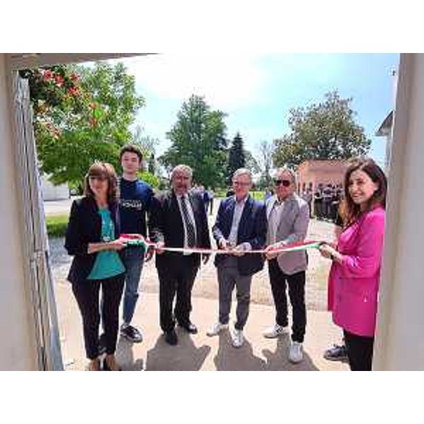 L'assessore Zannier al taglio del nastro - L'assessore Zannier al taglio del nastro