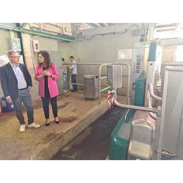 L'assessore Zannier in visita la stalla dell'Isis Paolino d'Aquilieia di Cividale, dove è stato inaugurato il nuovo robot di mungitura - L'assessore Zannier in visita la stalla dell'Isis Paolino d'Aquilieia di Cividale, dove è stato inaugurato il nuovo robot di mungitura