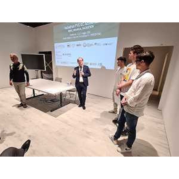 Il vicegovernatore Mario Anzil all'evento Fvg Icc Accelerator a Pordenone premia il gruppo di giovani creativi vincitori del primo premio - Il vicegovernatore Mario Anzil all'evento Fvg Icc Accelerator a Pordenone premia il gruppo di giovani creativi vincitori del primo premio