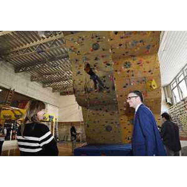 L'assessore regionale alle Autonomie locali Pierpaolo Roberti assieme all'assessore ai LAvori pubblici del Comune di Trieste Elisa Lodi all'interno del Palarock - L'assessore regionale alle Autonomie locali Pierpaolo Roberti assieme all'assessore ai LAvori pubblici del Comune di Trieste Elisa Lodi all'interno del Palarock