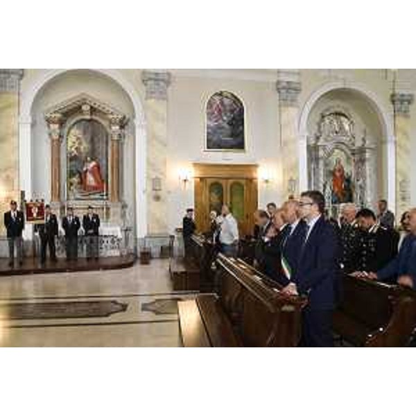 L'assessore regionale Pierpaolo Roberti alla funzione religiosa in memoria dell'agente Raiola. - L'assessore regionale Pierpaolo Roberti alla funzione religiosa in memoria dell'agente Raiola. 