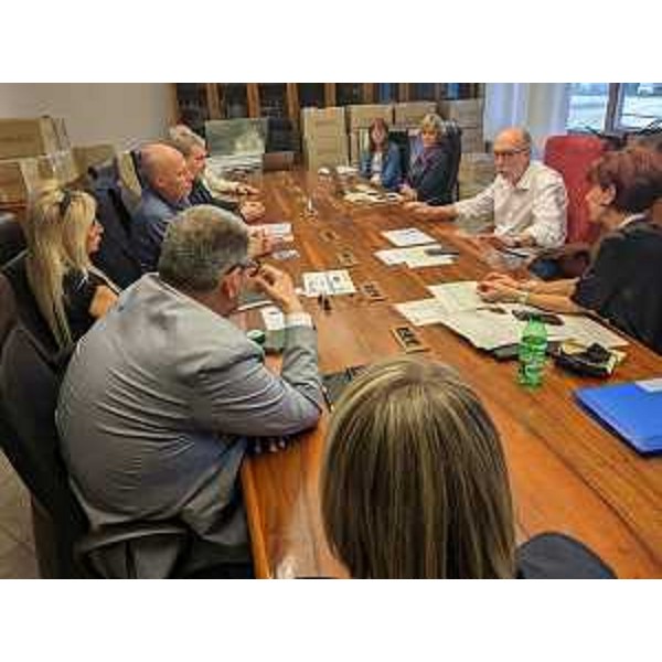 L'assessore regionale Riccardo Riccardi (a destra nella foto) all'incontro con le associazioni dei farmacisti - L'assessore regionale Riccardo Riccardi (a destra nella foto) all'incontro con le associazioni dei farmacisti