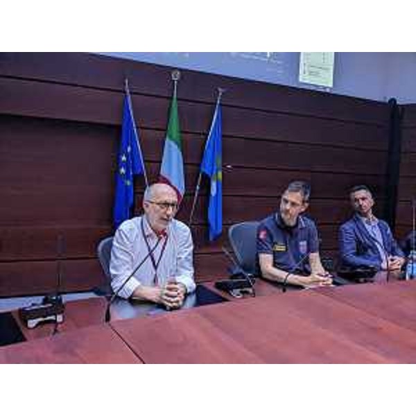 L'assessore regionale Riccardo Riccardi fa il punto nella sede della Protezione civile di Palmanova sull'impegno dei volontari nella tappa Fvg del Giro d'Italia - L'assessore regionale Riccardo Riccardi fa il punto nella sede della Protezione civile di Palmanova sull'impegno dei volontari nella tappa Fvg del Giro d'Italia