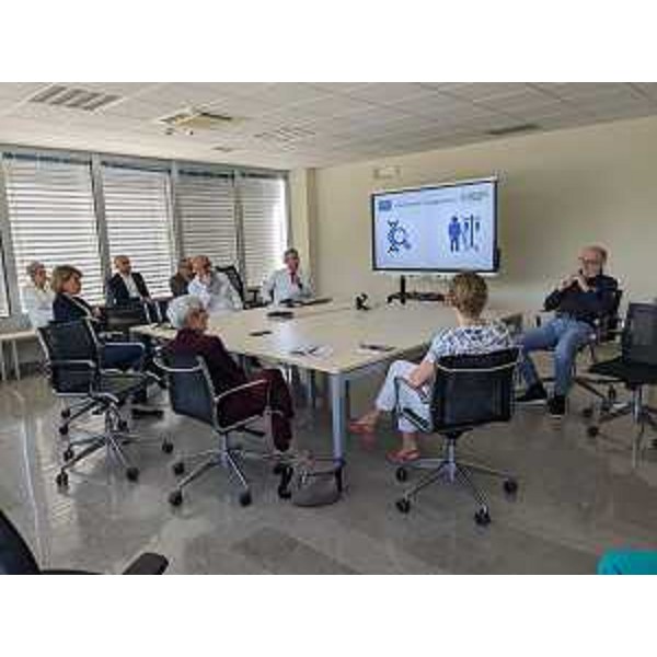 L'assessore regionale alla Salute del Friuli Venezia Giulia Riccardo Riccardi (a destra) nella sede dell'Irccs Centro di riferimento oncologico (Cro) di Aviano assieme al direttore generale Francesca Tosolini e ad alcuni professionisti che operano nella struttura. - L'assessore regionale alla Salute del Friuli Venezia Giulia Riccardo Riccardi (a destra) nella sede dell'Irccs Centro di riferimento oncologico (Cro) di Aviano assieme al direttore generale Francesca Tosolini e ad alcuni professionisti che operano nella struttura. 