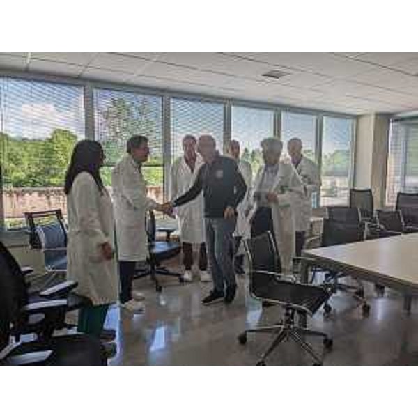 L'assessore regionale alla Salute del Friuli Venezia Giulia Riccardo Riccardi nella sede dell'Irccs Centro di riferimento oncologico (Cro) di Aviano assieme al direttore generale Francesca Tosolini e ad alcuni professionisti che operano nella struttura. - L'assessore regionale alla Salute del Friuli Venezia Giulia Riccardo Riccardi nella sede dell'Irccs Centro di riferimento oncologico (Cro) di Aviano assieme al direttore generale Francesca Tosolini e ad alcuni professionisti che operano nella struttura. 