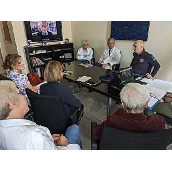 L'assessore regionale alla Salute del Friuli Venezia Giulia Riccardo Riccardi (a destra) nella sede dell'Irccs Centro di riferimento oncologico (Cro) di Aviano assieme al direttore generale Francesca Tosolini e ad alcuni professionisti che operano nella struttura. - L'assessore regionale alla Salute del Friuli Venezia Giulia Riccardo Riccardi (a destra) nella sede dell'Irccs Centro di riferimento oncologico (Cro) di Aviano assieme al direttore generale Francesca Tosolini e ad alcuni professionisti che operano nella struttura. 