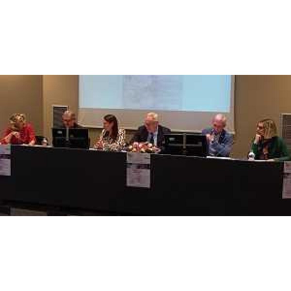 Il tavolo del primo panel del convegno: accanto al presidente Bordin (terzo da destra) i consiglieri regionali Roberto Novelli e Manuela Celotti - Il tavolo del primo panel del convegno: accanto al presidente Bordin (terzo da destra) i consiglieri regionali Roberto Novelli e Manuela Celotti