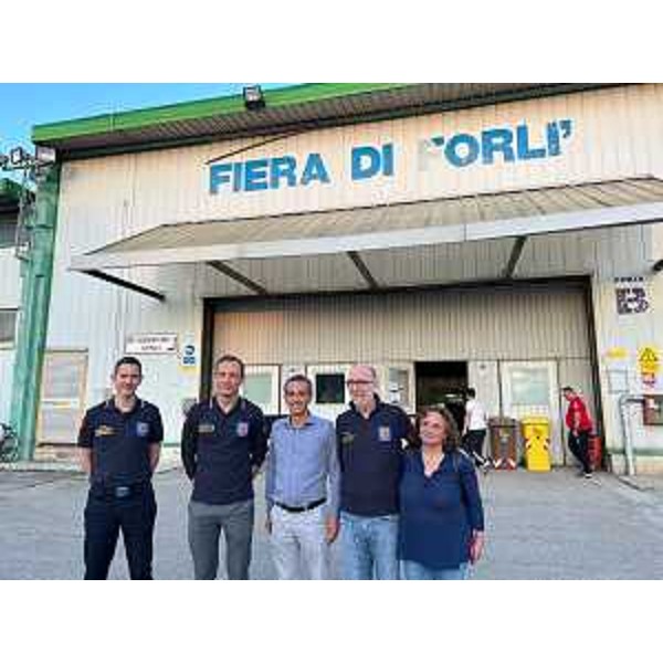 Il governatore Massimiliano Fedriga assieme allassessore regionale alla Protezione civile Riccardo Riccardi incontra nel punto di raccolta della Fiera di Forlì i volontari della Protezione civile del Friuli Venezia Giulia impegnati nelle operazioni di aiuto nei territori colpiti dalle alluvioni in Emilia-Romagna. - Il governatore Massimiliano Fedriga assieme allassessore regionale alla Protezione civile Riccardo Riccardi incontra nel punto di raccolta della Fiera di Forlì i volontari della Protezione civile del Friuli Venezia Giulia impegnati nelle operazioni di aiuto nei territori colpiti dalle alluvioni in Emilia-Romagna.