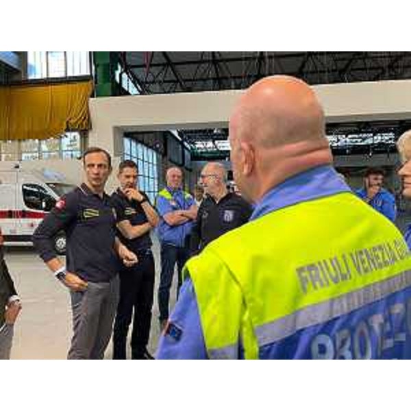 Il governatore Massimiliano Fedriga assieme allassessore regionale alla Protezione civile Riccardo Riccardi incontra nel punto di raccolta della Fiera di Forlì i volontari della Protezione civile del Friuli Venezia Giulia impegnati nelle operazioni di aiuto nei territori colpiti dalle alluvioni in Emilia-Romagna. - Il governatore Massimiliano Fedriga assieme allassessore regionale alla Protezione civile Riccardo Riccardi incontra nel punto di raccolta della Fiera di Forlì i volontari della Protezione civile del Friuli Venezia Giulia impegnati nelle operazioni di aiuto nei territori colpiti dalle alluvioni in Emilia-Romagna.