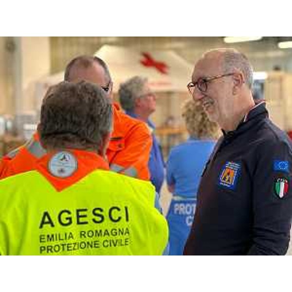 Il governatore Massimiliano Fedriga assieme allassessore regionale alla Protezione civile Riccardo Riccardi incontra nel punto di raccolta della Fiera di Forlì i volontari della Protezione civile del Friuli Venezia Giulia impegnati nelle operazioni di aiuto nei territori colpiti dalle alluvioni in Emilia-Romagna. - Il governatore Massimiliano Fedriga assieme allassessore regionale alla Protezione civile Riccardo Riccardi incontra nel punto di raccolta della Fiera di Forlì i volontari della Protezione civile del Friuli Venezia Giulia impegnati nelle operazioni di aiuto nei territori colpiti dalle alluvioni in Emilia-Romagna.