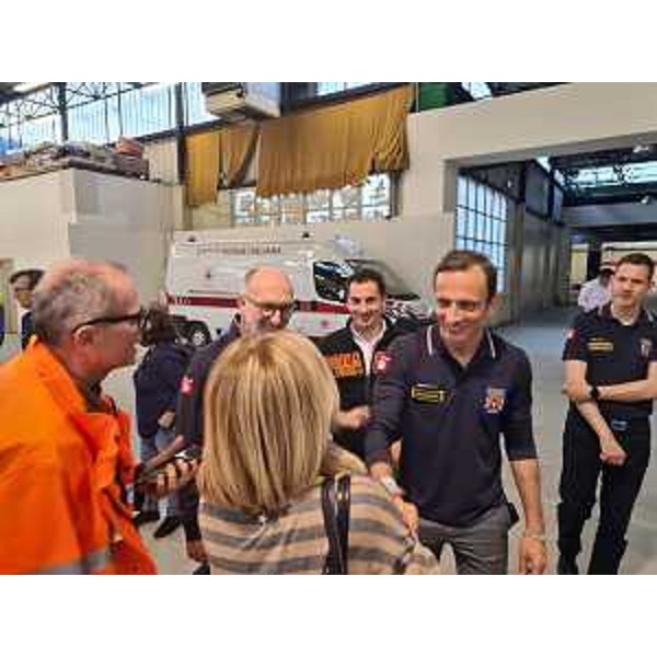 Il governatore Massimiliano Fedriga assieme allassessore regionale alla Protezione civile Riccardo Riccardi incontra nel punto di raccolta della Fiera di Forlì i volontari della Protezione civile del Friuli Venezia Giulia impegnati nelle operazioni di aiuto nei territori colpiti dalle alluvioni in Emilia-Romagna. - Il governatore Massimiliano Fedriga assieme allassessore regionale alla Protezione civile Riccardo Riccardi incontra nel punto di raccolta della Fiera di Forlì i volontari della Protezione civile del Friuli Venezia Giulia impegnati nelle operazioni di aiuto nei territori colpiti dalle alluvioni in Emilia-Romagna.