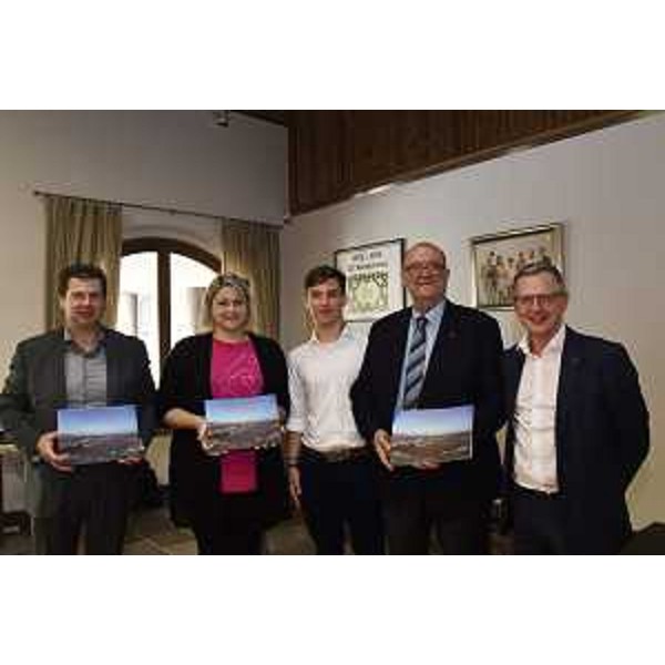 L'assessore Stefano Zannier (a destra) assieme ai presidenti dei Consorzi di bonifica regionali: da sinistra Valter Colussi (Cellina Meduna), Rosanna Clocchiatti (Pianura friulana) ed Enzo Lorenzon (Venezia Giulia) - L'assessore Stefano Zannier (a destra) assieme ai presidenti dei Consorzi di bonifica regionali: da sinistra Valter Colussi (Cellina Meduna), Rosanna Clocchiatti (Pianura friulana) ed Enzo Lorenzon (Venezia Giulia)