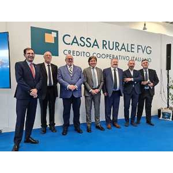 L'assessore regionale Sergio Emidio Bini (quarto da sinistra) alla presentazione dei risultati di gestione di Cassa Rurale Fvg - L'assessore regionale Sergio Emidio Bini (quarto da sinistra) alla presentazione dei risultati di gestione di Cassa Rurale Fvg