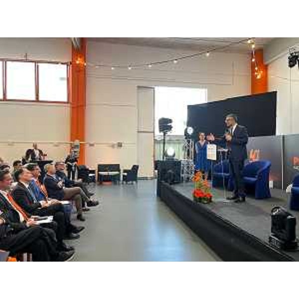 La cerimonia per i 40 anni di fondazione dell'azienda PF Group di Udine; sul palco l'assessore regionale alle Autonomie locali Pierpaolo Roberti - La cerimonia per i 40 anni di fondazione dell'azienda PF Group di Udine; sul palco l'assessore regionale alle Autonomie locali Pierpaolo Roberti